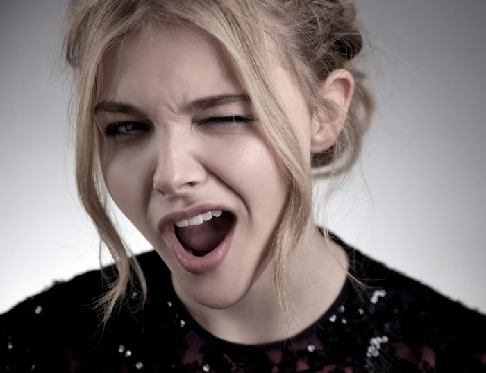 winking chloe grace moretz actress hollywood 2k 4k 5k