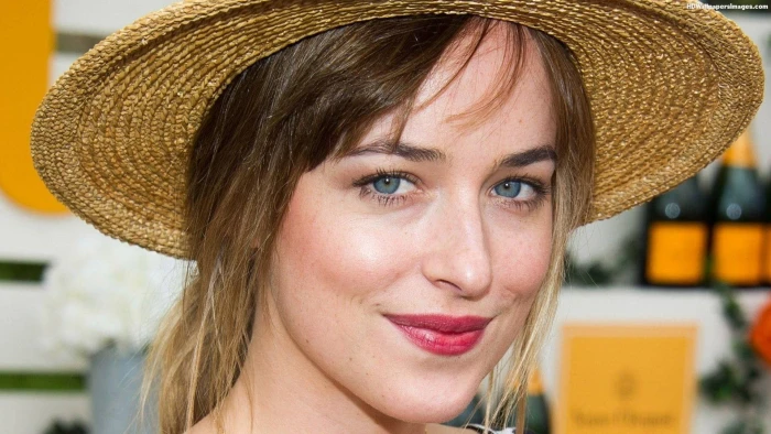 dakota johnson in beach hat actress hollywood