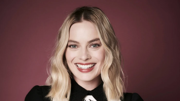 smiling margot robbie portrait actress hollywood 2k
