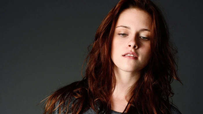 kristen stewart looking down actress hollywood