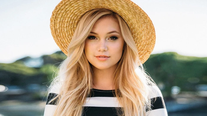 Actresses Olivia Holt Blonde Brown Eyes