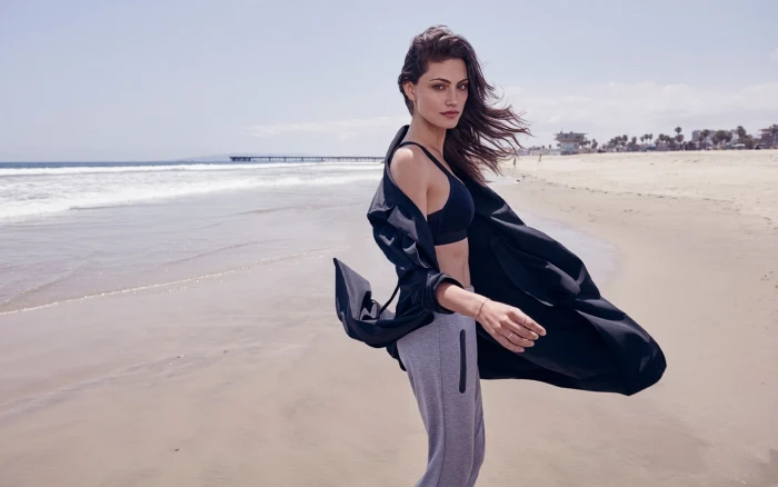 Actresses Phoebe Tonkin Australian Brunette