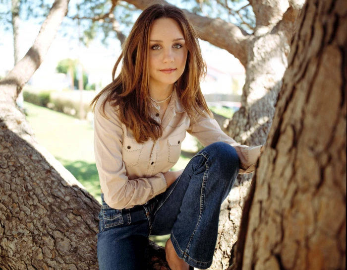 Amanda Bynes Wide Background women's white dress shirt and jeans 2k