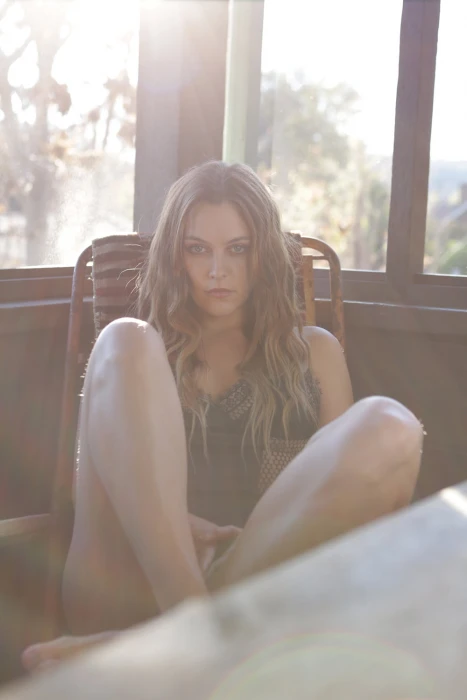 Riley Keough women actress blue eyes long hair