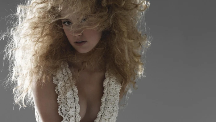 Amber Heard looking at viewer curly hair long women 2k