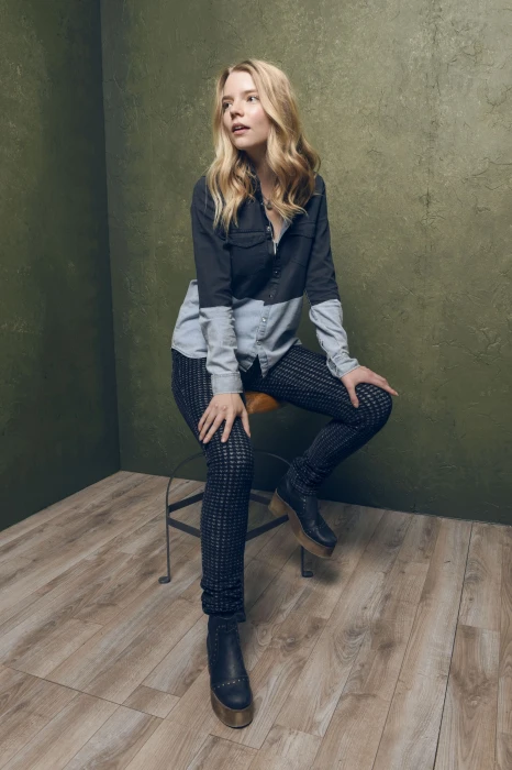 Anya Taylor Joy actress women blonde sitting