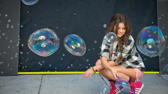 celebrity actress Selena Gomez bubbles singer plaid shirt 2k