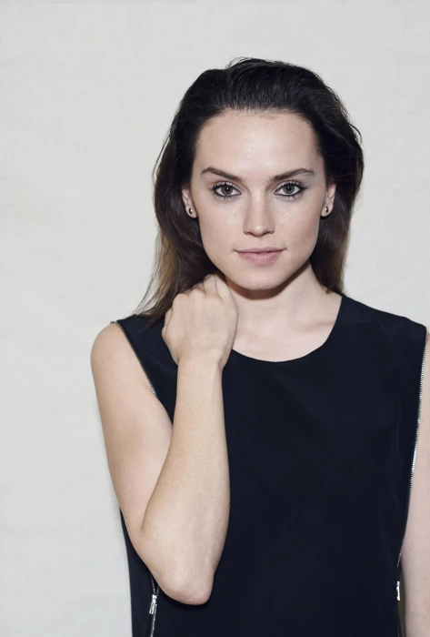Daisy Ridley women actress brunette fahrbar black dress