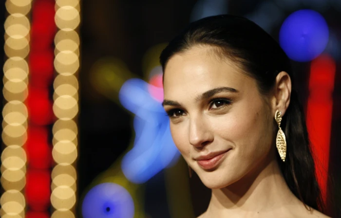 Gal Gadot actress women black hair brown eyes looking away 2k
