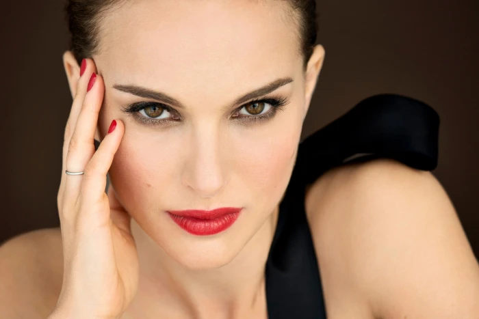 girl face hand portrait makeup actress Natalie Portman 2k