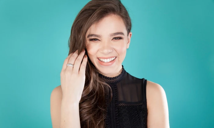 Hailee Steinfeld portrait actress smiling women blue background
