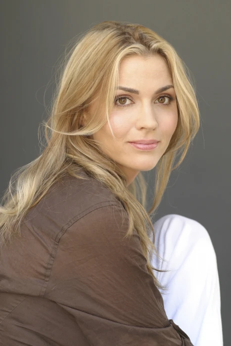 Hudson Leick actress portrait display hair blond studio shot 2k