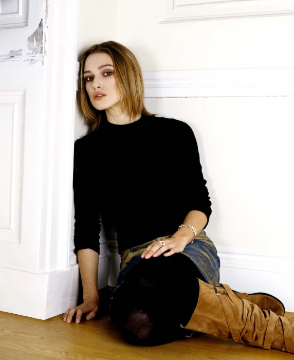 Keira Knightley women sitting looking at viewer bracelets 2k