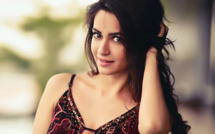 Kriti Kharbanda Bokeh Background women's maroon and white spaghetti strap top