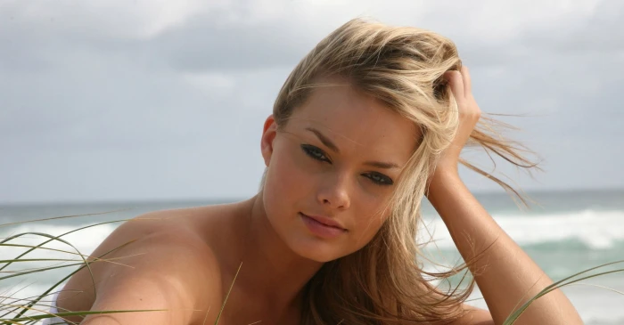 Margot Robbie actress blonde blue eyes hands on head women 2k
