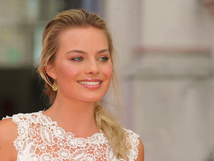 margot robbie actress blonde smile face