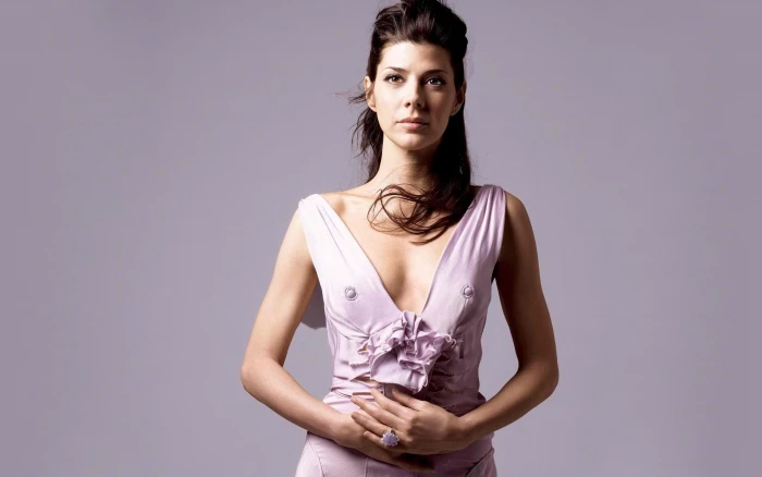 Marisa Tomei brunette actress simple background dress women 75 2k