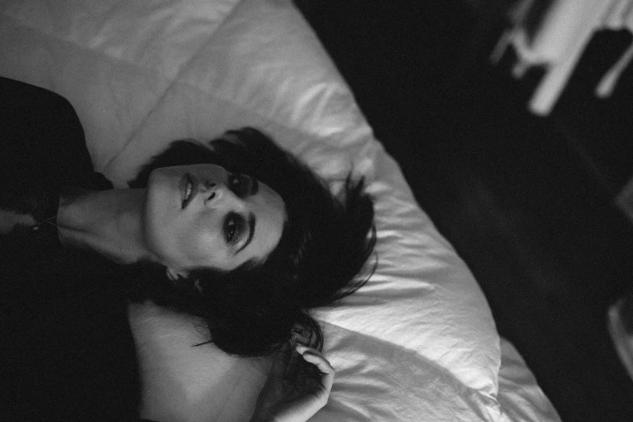 Mary Elizabeth Winstead monochrome celebrity actress looking at viewer 2k