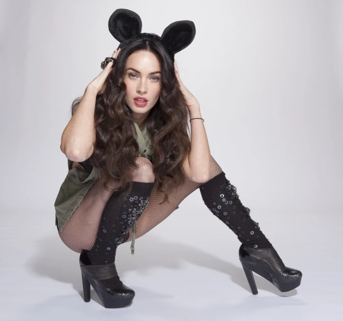 Megan Fox Celebrity girl actress posture ears 2k