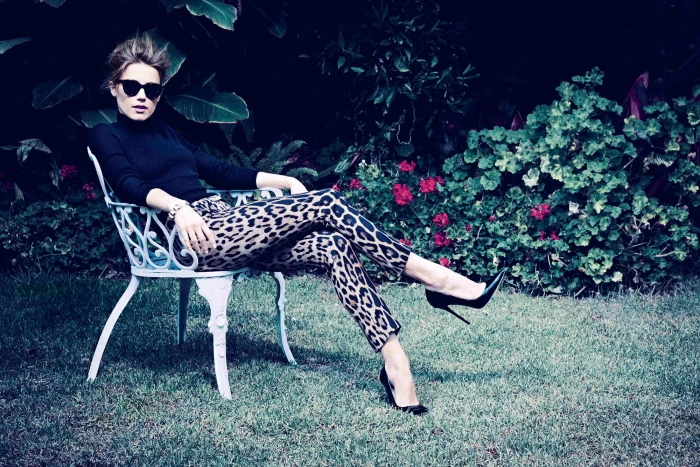 women actress Amber Heard portrait looking at camera sitting 2k