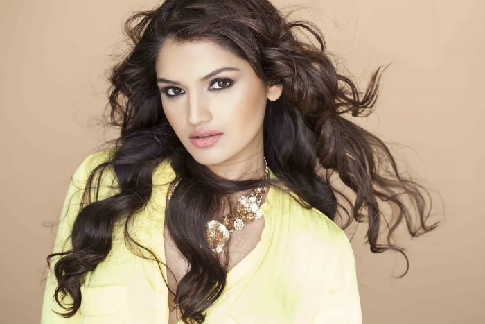 tara alisha actress brown hair brunette pink lipstick necklace 2k 4k 5k