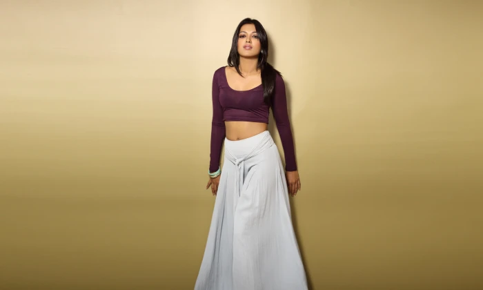 woman wearing maroon scoop neck long sleeved crop top with white maxi skirt 2k 4k