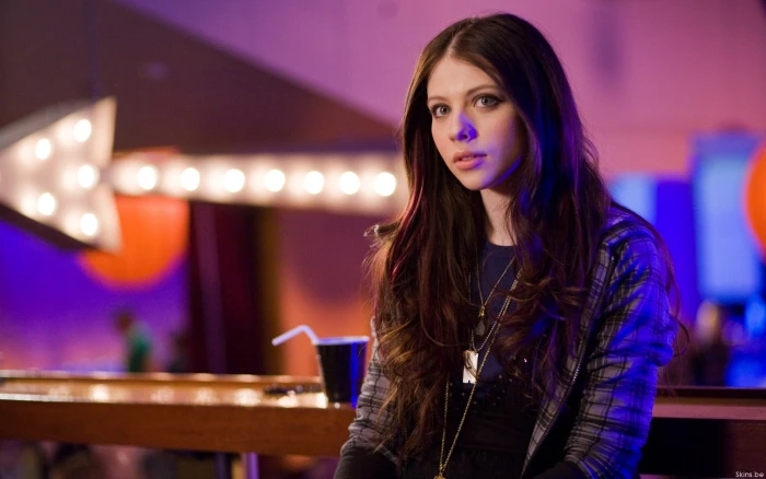women brunette Michelle Trachtenberg actress looking into the distance