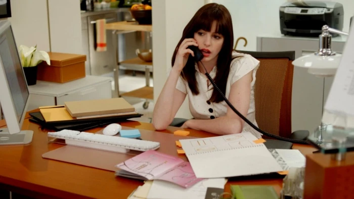 women actress anne hathaway desk phone the devil wears prada screenshots