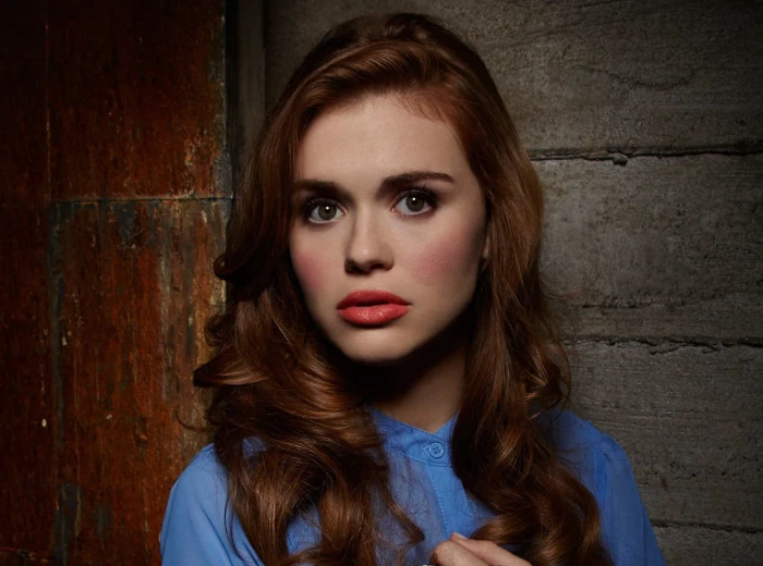 women's blue shirt look actress Holland Roden Lydia Martin 2k