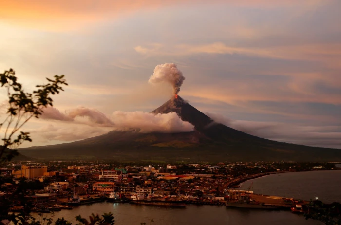 brown volcano erruption photo building cityscape nature 2k