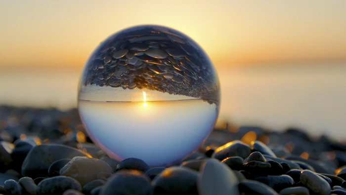 stones pebbles water drops closeup beach reflection marble 2k