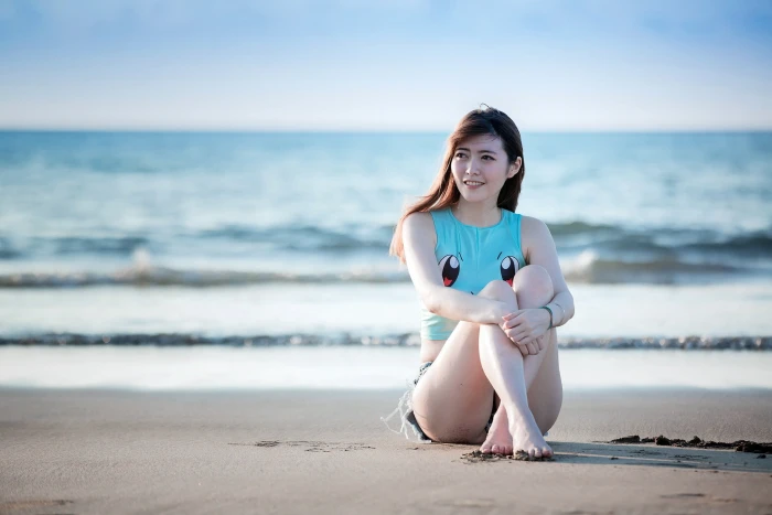 Asian women beach depth of field looking away into the distance 2k