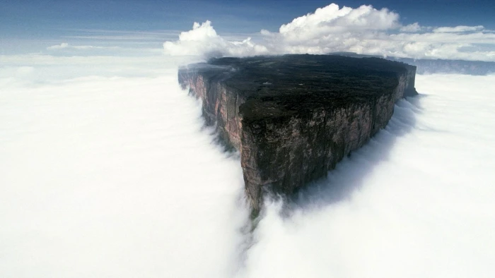mountain top surrounded by clouds landscape Mount Roraima mist 2k