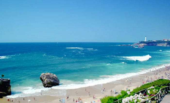 seashore beach coast people waves water sky horizon over 2k