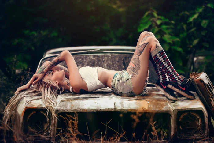 women's white crop top Lais Arena model blonde tattoo inked girls 2k