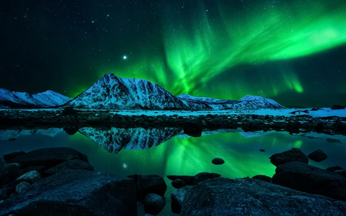 Aurora Borealis Green Northern Lights Mountains Landscape Night Pond Reflection Rocks Stones HD 2k