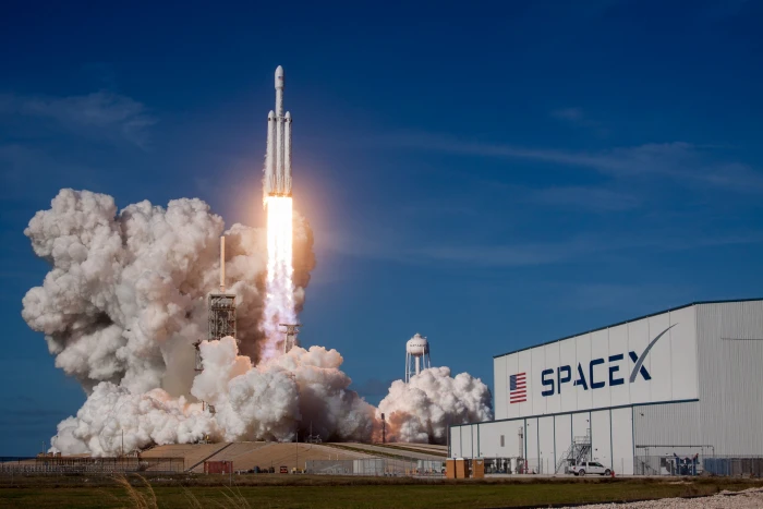 white rocket ship SpaceX launch pads Falcon Heavy smoke Cape Canaveral 2k