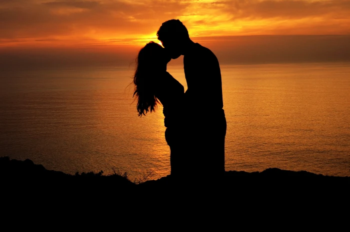 silhouette of man and woman kissing silhouettes couple love 2k