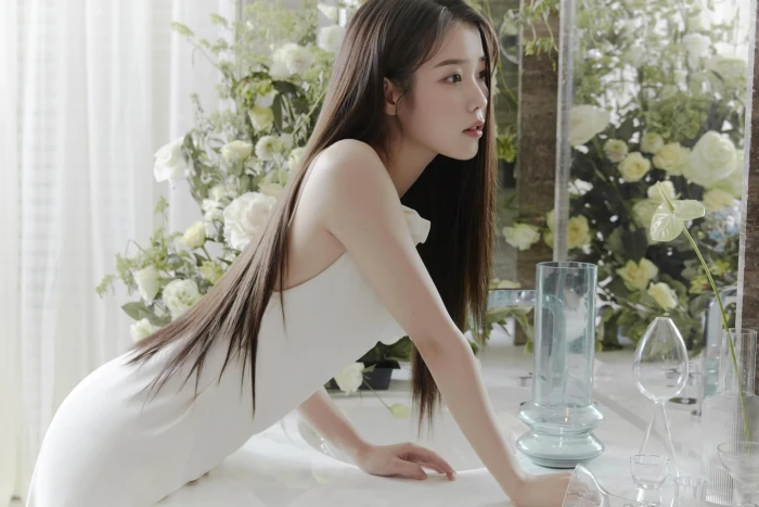 Asian Korean women singer white dress flowers long hair 2k