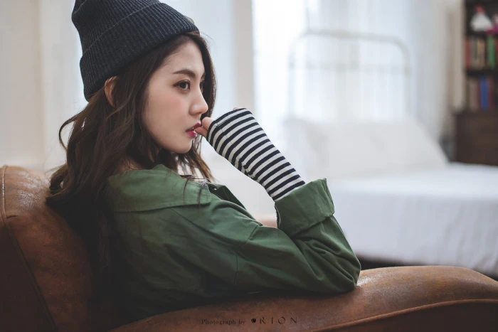 Chae Eun Korean Asian women sitting chair hat looking away 2k
