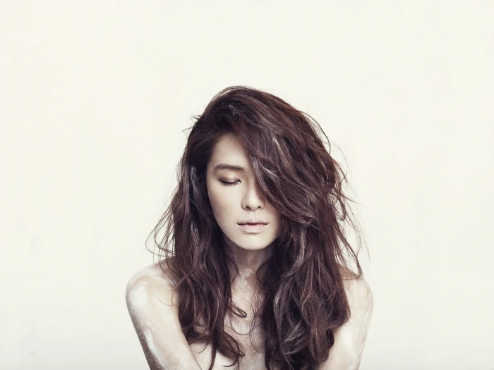 Pledis Entertainment wavy hair simple background Korean 2k