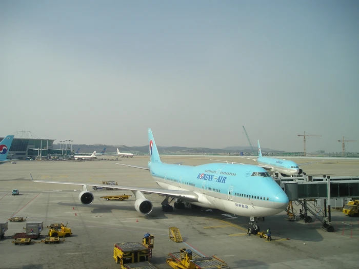 blue and gray commercial plane at daytime aircraft korea boeing 2k