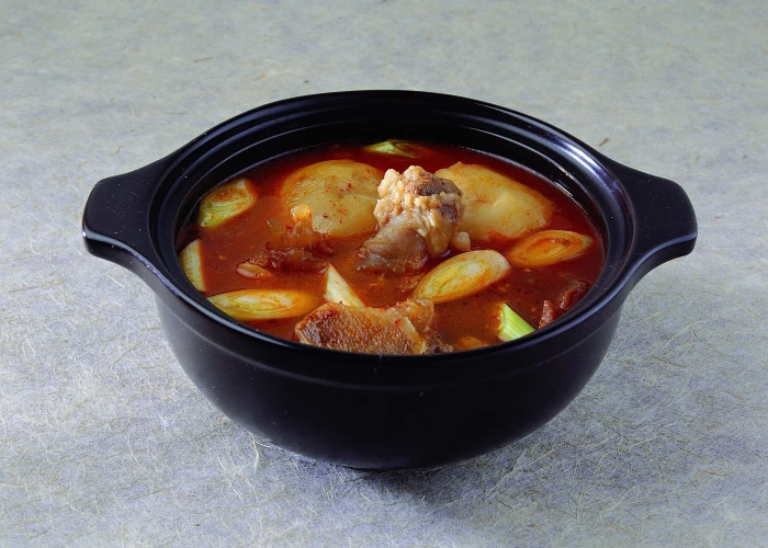 black food pot potatoes gravy meat onions soup meal vegetable 2k