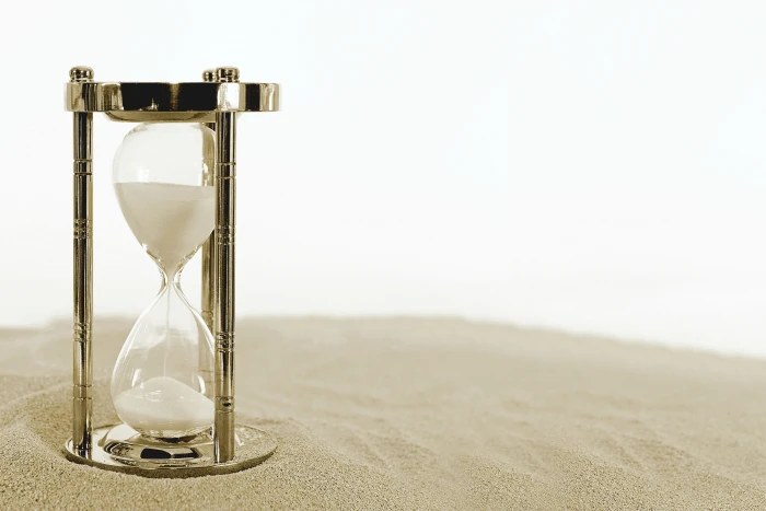 photo of clear hourglass with chrome steel base clock time 2k 4k 5k