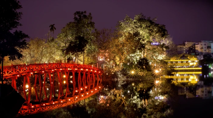 red metal bridge thue huc hoan kiem lake ha noi vietnam 2k 4k 5k