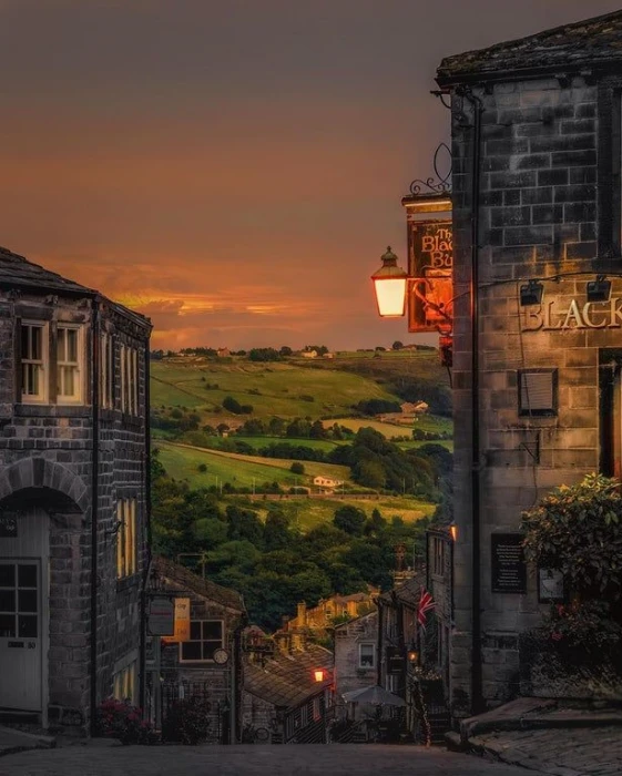 An evening in England building hill street