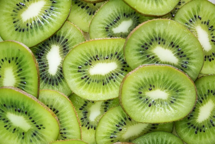 bunch of kiwi fruits food juicy tropical background closeup 2k