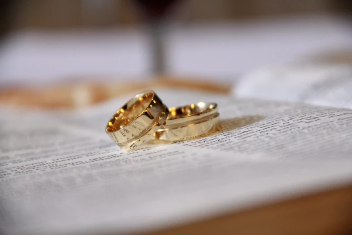 Macro Shot Photography of Two Gold colored Band Rings blur close up 2k