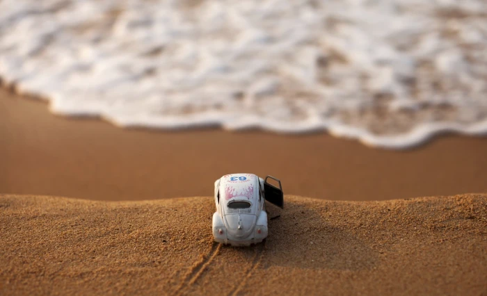 white Volkswagen Beetle scale beach water toys macro car 2k