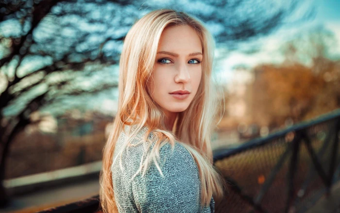 Blonde girl look back blue eyes bokeh 2k